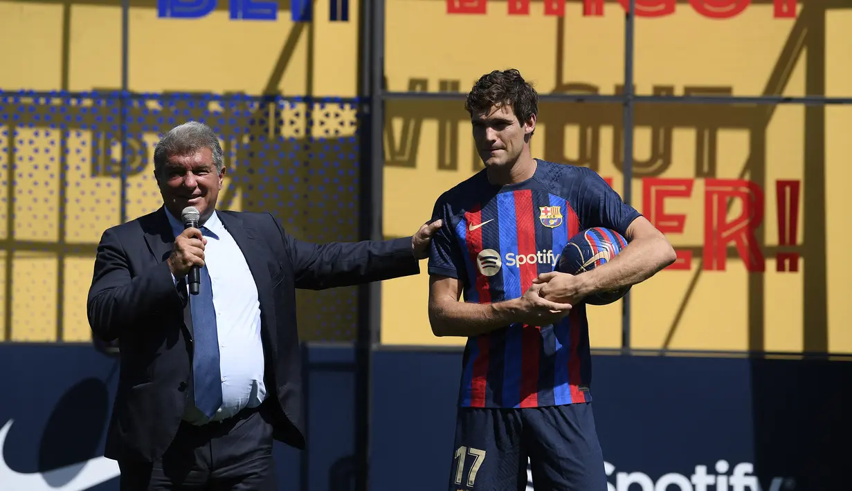 Presiden Barcelona Spanyol Joan Laporta (kiri) berbicara di samping pemain barunya Marcos Alonso saat diperkenalkan secara resmi menjelang Liga Champions kontra Viktoria Plzen di Ciudad Deportiva dekat Barcelona pada 6 September 2022. Alonso telah diberikan nomor punggung 17 di klub Barcelona. (Photo by Josep LAGO / AFP)