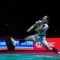 Aksi Jonatan Christie saat menghadapi Pakkapon Teeraratsakul dalam laga semifinal Indonesia Open 2026 yang berlangsung di Istora Gelora Bung Karno, Jakarta, Sabtu (6/6/2026). (Bola.com/Bagaskara Lazuardi)