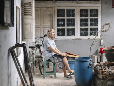 Legenda bulutangkis Indonesia, Tati Sumirah saat bersantai di rumahnya. (Bola.com/Atet Dwi Pramadia)