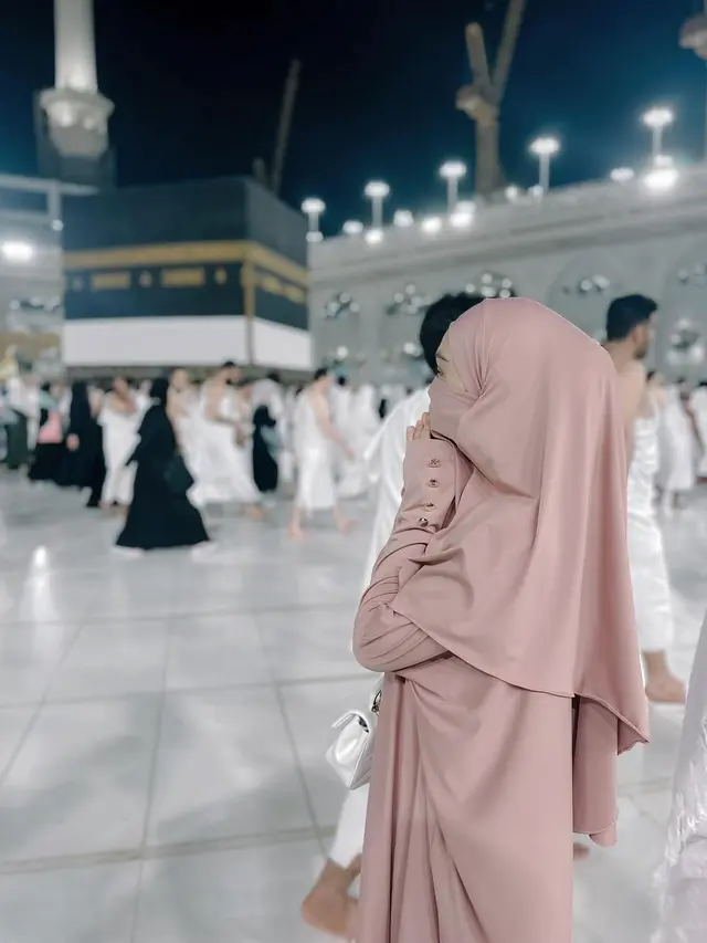 6 Gaya Ria Ricis Naik Haji Bersama Dua Kakaknya, Sibling Goals Tampil Kompak Kenakan Gamis dan Hijab Warna Pastel