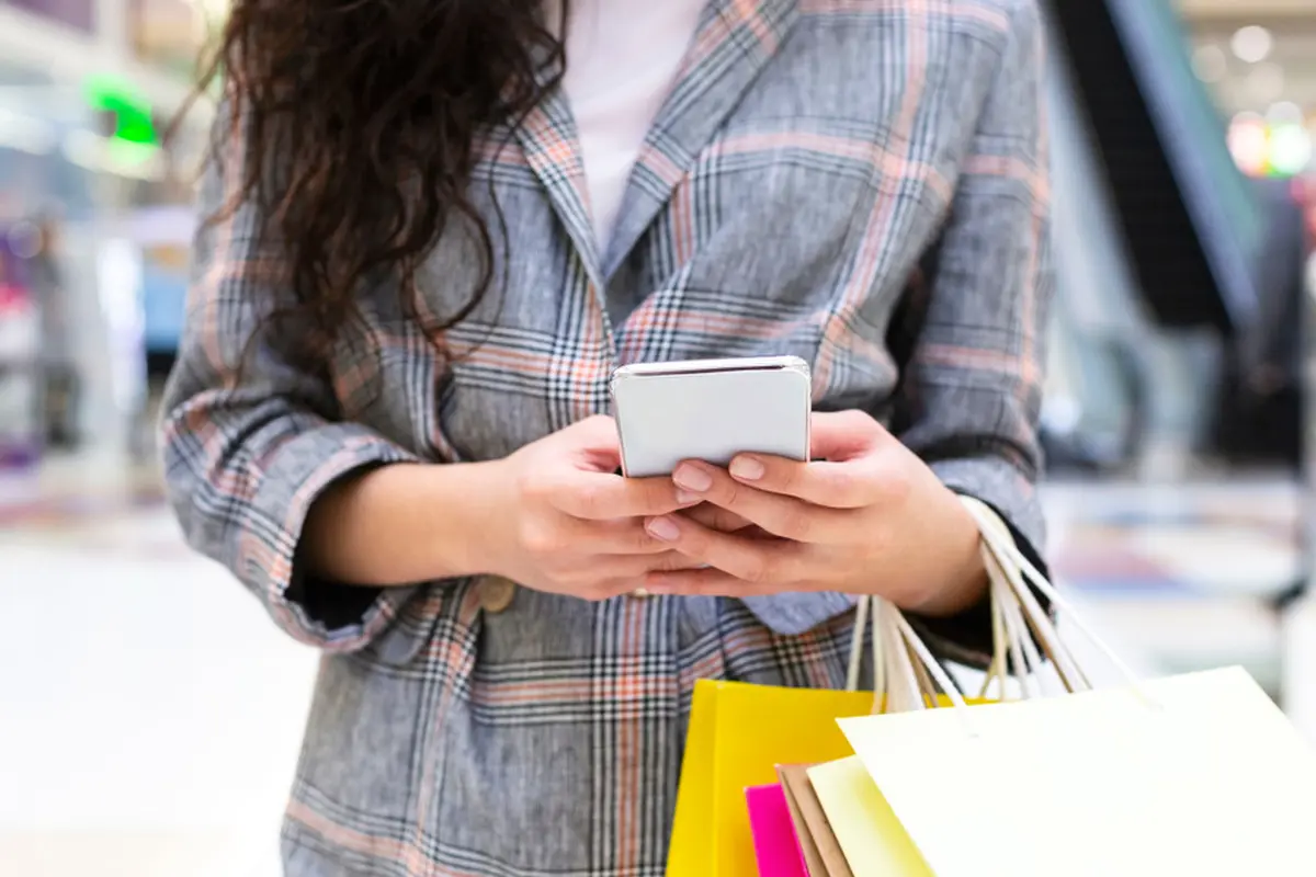 Ilustrasi belanja dengan smartphone