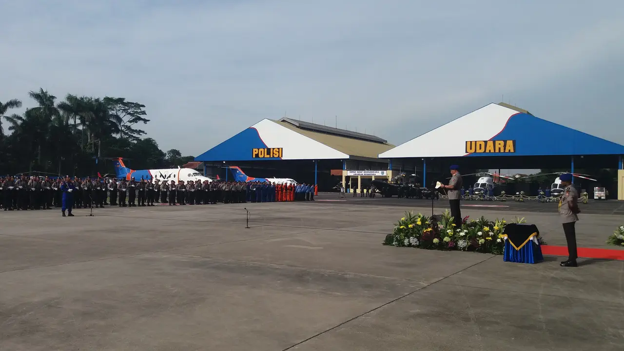 Kapolri Jenderal Tito Karnavian memimpin upacara HUT Korps Kepolisian Perairan dan Udara (Polairud) Polri di Lapangan Udara Pondok Cabe