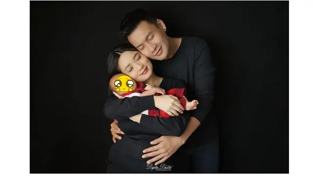 Rayakan 1 Bulanan Anak, Ini 8 Potret Fendy Chow jadi Ayah Siaga