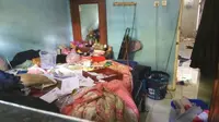 Kondisi rumah terduga teroris Cipayung, AS, usai digeledah Densus 88. (Liputan6.com/Nanda Perdana Putra)
