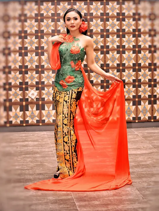 Lihat betapa anggunnya saat Yuni mengenakan kebaya karya Anne Avantie. Mau mengenakan busana apapun, ia tetap terlihat memesona. (Foto: instagram.com/yunishara36)