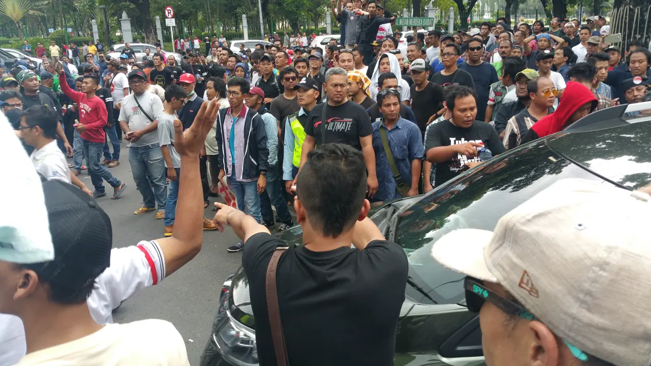 Mobil Berstiker Lewat, Massa Unjuk Rasa Taksi Online Ricuh