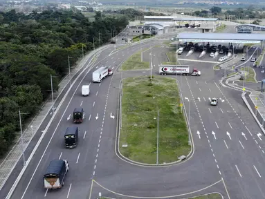 Truk-truk bantuan kemanusiaan untuk Venezuela menuju Jembatan Tienditas di perbatasan Kolombia-Venezuela, Cucuta, Kolombia, Kamis (7/2). Truk berisi makanan dan obat-obatan. (Edinson ESTUPINAN/AFP)