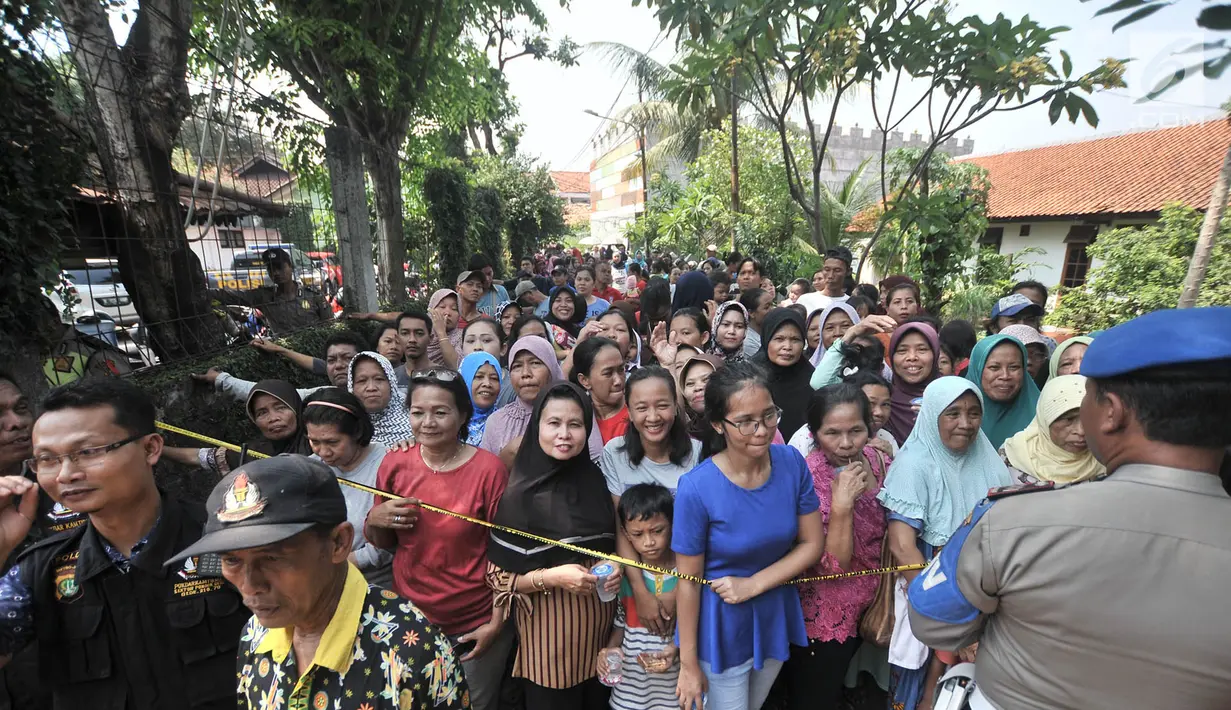 Kerumunan warga setempat menyaksikan rekonstruksi pembunuhan satu keluarga di Bojong Nangka II, Bekasi, Jawa Barat, Rabu (21/11). Rekonstruksi pembunahan tersebut menjadi tontonan warga sejak pagi. (Merdeka.com/Iqbal S. Nugroho)