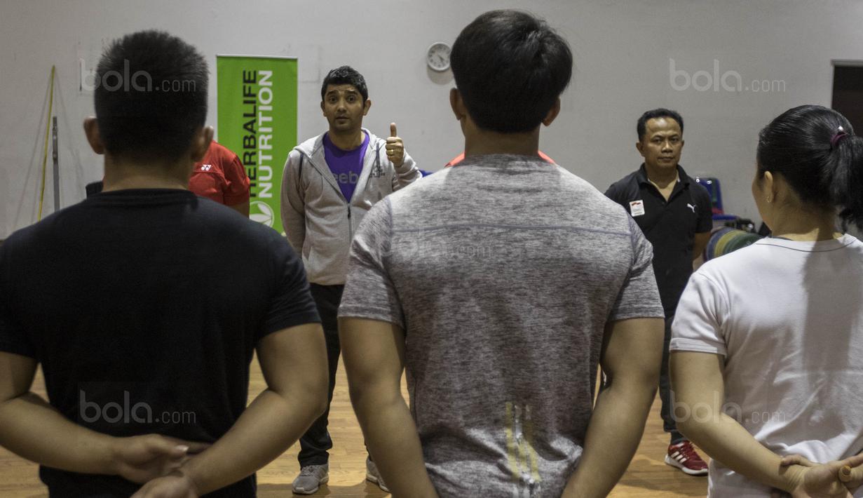 Pelatih angkat besi Indonesia, Aveenash Pandoo, memberikan arahan saat latihan di Gymnasium Sabilulungan, Jawa Barat, Jumat (21/7/2017). Tim angkat besi Indonesia melakukan persiapan jelang SEA Games 2017 Malaysia. (Bola.com/Vitalis Yogi Trisna)