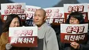 Saat ini, pengunjuk rasa mendesak Presiden Korea Selatan Yoon Suk Yeol untuk mengundurkan diri setelah upayanya yang singkat untuk memberlakukan darurat militer ditolak oleh parlemen. (ANTHONY WALLACE/AFP)