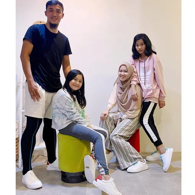 6 Potret Kebersamaan Putri Okie Agustina dan Ayah Sambungnya, Penuh Kehangatan