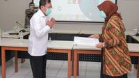 Menteri Kesehatan Terawan Agus Putranto menyerahkan bantuan dana tenaga kesehatan yang bertugas di RS Hasan Sadikin pada pandemi COVID-19. (sumber foto : Humas RSHS Bandung)