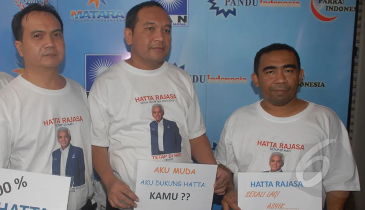 Tiga generasi muda Partai Amanat Nasional (PAN) , berpose bersama saat delakrasi dukungan terhadap calon Ketua Umum PAN 2015 - 2020 di Jakarta, sabtu (14/2/2015). (Liputan6.com/Herman Zakharia)