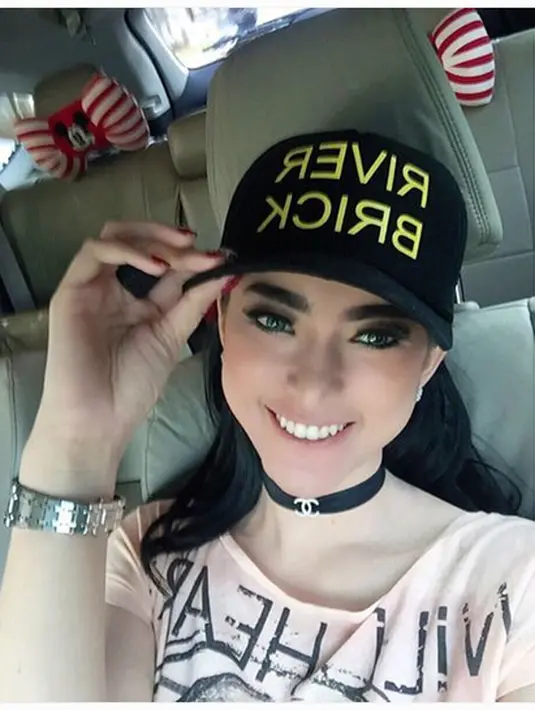 Sontak saja penampilan yang berbenturan dengan foto-foto yang diunggahnya terdahulu itu menjadi perdebatan nitizen. (Instagram/ amelalvi_)