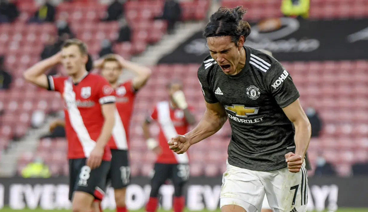 Striker Manchester United, Edinson Cavani, melakukan selebrasi usai mencetak gol ke gawang Southampton pada laga Liga Inggris di Stadion St. Mary's, Minggu (29/11/2020). MU menang dengan skor 3-2. (Mike Hewitt, Pool via AP)