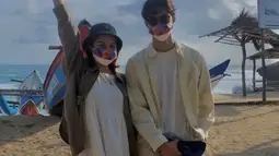 Momen kompak antara Ganjar Alam dan Anggitha Ayu terlihat saat mereka berdua ke pantai. Sama-sama pakai baju putih, Alam dan Anggitha tampak serasi dengan juga sama-sama pakai kacamata. Keserasian keduanya ini banjir pujian. (Liputan6.com/IG/alamganjar)
