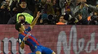 Luis Suarez mencetak gol untuk Barcelona pada pertandingan leg kedua semifinal Copa del Rey. (AFP)