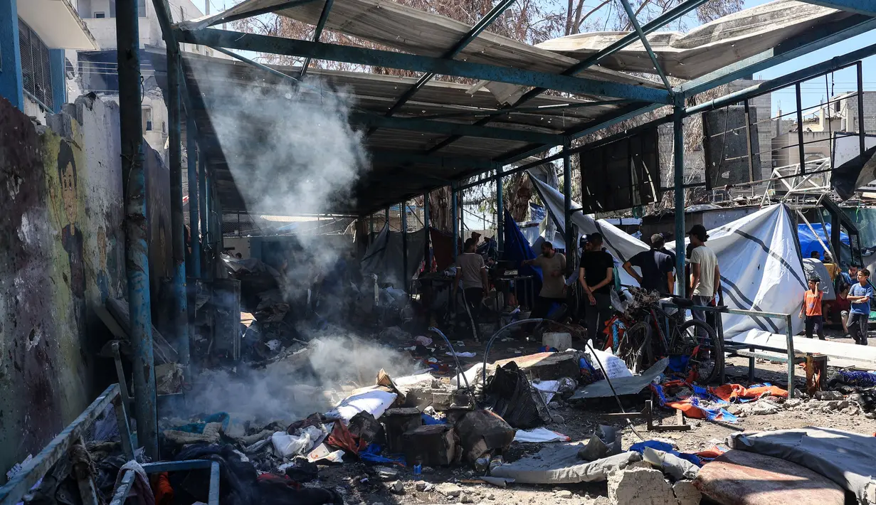 Badan pertahanan sipil di Jalur Gaza yang dikuasai Hamas mengatakan ada tiga serangan udara dalam waktu kurang dari satu jam pada hari Selasa (16/7/2024), termasuk terhadap sebuah sekolah. (Eyad BABA/AFP)
