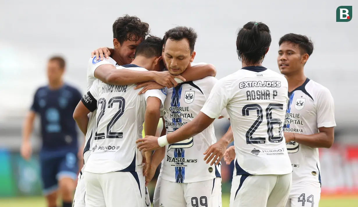 Papan skor kembali berubah pada menit ke-31. Rachmat Hidayat (tengah) berhasil mencetak gol kedua untuk PSIS Semarang. Ia berhasil memanfaatkan umpan dari Hari Nur Yulianto yang melakukan penetrasi di dalam kotak penalti. (Bola.com/M Iqbal Ichsan)