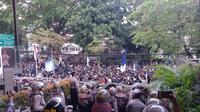 Aksi unjuk rasa yang dilakukan pendukung Persib Bandung atau Bobotoh yang ingin bertemu manajemen klub Maung Bandung. (Bola.com/Muhammad Faqih)