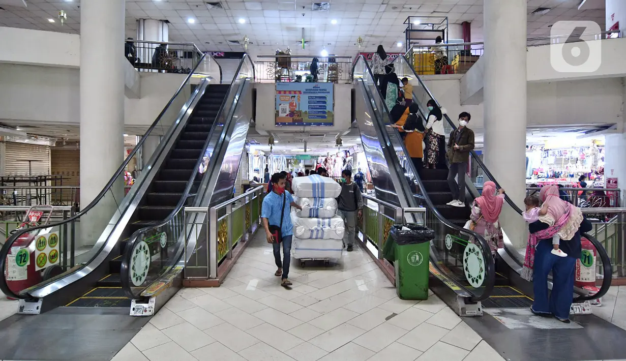 Suasana Pasar Tanah Abang Blok A, Jakarta, Rabu (19/5/2021). Pada hari ini, Pasar Tanah Abang kembali dibuka setelah ditutup sementara selama sepekan pada 12-18 Mei 2021. (Liputan6.com/Herman Zakharia)