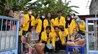 Puluhan mahasiswa Ilmu Komunikasi Unived Bengkulu melakukan edukasi kepada masyarakat kampug nelayan terkait cek fakta. (Liputan6.com/Yuliardi Hardjo)