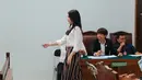 Dengan mengenakan kemeja warna putih polos panjang, Dhea datang bersama kuasa hukumnya, Henry Indraguna. (Adrian Putra/Bintang.com)