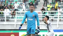 Kiper Borneo FC, Nadeo Argawinata, saat tampil dalam laga pekan ke-11 BRI Liga 1 2023/2024 menghadapi Persebaya Surabaya di Stadion Gelora Bung Tomo (GBT), Surabaya, Minggu (3/9/2023). (Bola.com/Aditya Wany)