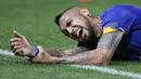 Arturo Vidal gelandang Juventus mengerang kesakitan. (EPA/Guillaume Horcajuelo)