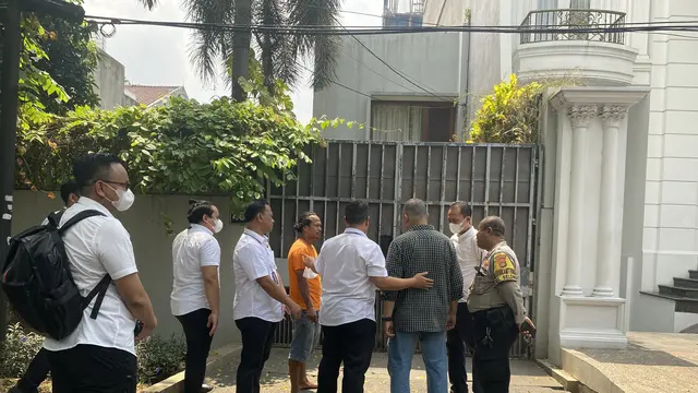 Polisi menggeledah sebuah rumah di Jalan Kertanegara Nomor 46, Jakarta Selatan, Kamis, (26/10/2023).