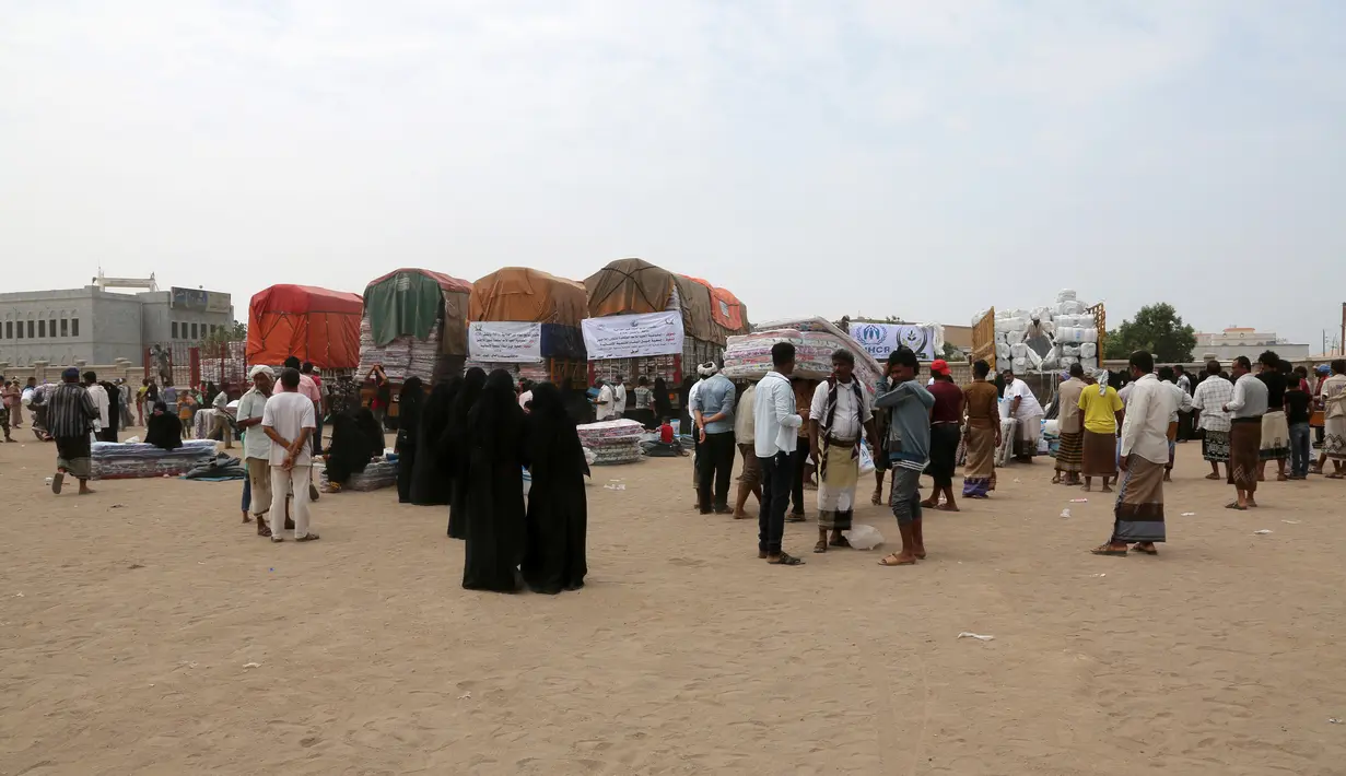 Sejumlah truk membawa bantuan selimut dan alas tidur dari Komisaris Tinggi PBB untuk Pengungsi (UNHCR) di kota pesisir Hodeidah, Yaman (11/4). (AFP Photo/Abdo Hyder)