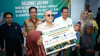 Menteri Koordinator (Menko) Bidang Pangan Zulkifli Hasan bersama Kepala Badan Pangan Nasional (Bapanas) Arief Prasetyo dan Penjabat (Pj) Gubernur Jawa Tengah, menyalurkan bantuan untuk masyarakat terdampak banjir di Kabupaten Pekalongan pada Sabtu, 25 Januari 2025.