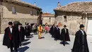 Seorang pria berkostum setan tiba untuk  festival El Colacho di desa Castrillo de Murcia, Spanyol, Minggu (18/6). Festival melompati bayi (El Colacho) ini bermakna untuk membersihkan bayi berusia hingga satu tahun dari roh-roh jahat. (CESAR MANSO/AFP)