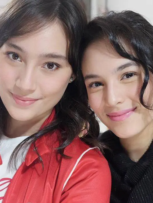 Kalau foto yang satu ini adalah foto jadul Tatjana dan Chelsea. Coba lihat, sudah mirip sejak lama kan dua perempuan ini? (Pinterest)