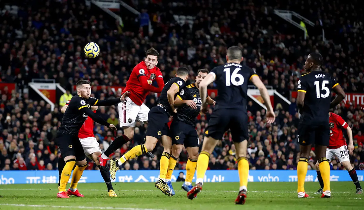 Bek Manchester United, Victor Lindelof, menyundul bola saat melawan Wolverhampton Wanderers, Matt Doherty, pada laga Premier League di Stadion Old Trafford, Sabtu (1/2/2020). Kedua tim bermain imbang tanpa gol. (AP/Martin Rickett)