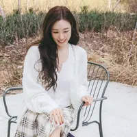 Setelah resmi menjadi suami-istri, keduanya mulai membagikan unggahan yang dianggap netizen sebagai lovestagram versi manis dan subtle bersama anjing peliharaan mereka. [@tiffanyoungofficial/@byunyohan_official].