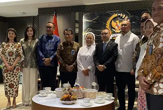 Wakil Ketua DPR RI, Sufmi Dasco Ahmad mempertemukan Bendahara Credit Union (CU) Paroki Aek Nabara, Suster Natalia Situmorang dengan Direktur Utama BNI Putrama Wahju Setyawan. (Liputan6.com/Delvira Hutabarat)