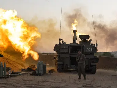 Unit artileri Israel menembakkan peluru ke arah sasaran di Jalur Gaza di perbatasan Gaza-Israel, Rabu (19/5/2021). Jumlah penduduk Jalur Gaza yang tewas akibat serangan Israel sampai saat ini mencapai 228 orang. (AP Photo/Tsafrir Abayov)