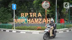 Pengendara melintasi Ruang Publik Terpadu Ramah Anak (RPTRA) Amir Hamzah yang ditutup di kawasan Menteng, Jakarta, Selasa (21/4/2020). Pemerintah Provinsi (Pemprov) DKI Jakarta menutup RPTRA di masa penerapan Pembatasan Sosial Berskala Besar (PSBB). (Liputan6.com/Immanuel Antonius)