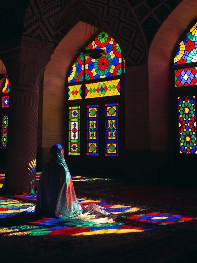 6 Potret Megah Masjid Tradisional Nasir-Ol-Molk, Interiornya Serba Pink
