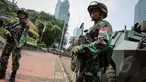 Anggota TNI Yonif Mekanik 201 Kodam Jaya berjaga dalam rangka pengamanan Konferensi Asia Afrika di Kawasan Bundaran HI, Jakarta, Selasa (14/4/2015). KAA ke-60 akan berlangsung pada 18-24 April 2015 di Jakarta dan Bandung. (Liputan6.com/Faizal Fanani)