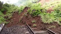 Longsor yang menutupi perlintasan kereta api di jalur selatan, Kecamatan Malangbong, Kabupaten Garut, Jawa Barat. (Liputan6.com/Jayadi Supriadin)