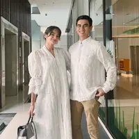 Enzy Storia untuk pertama kali lebaran sebagai seorang istri, ia pun tampil mengenakan baju putih serasi dengan suami. Enzy mengenakan dress lace lengan balon. [@enzystoria]