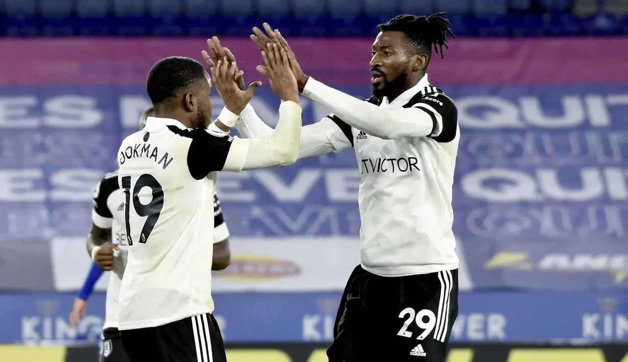 Pemain Fulham, Ademola Lookman, melakukan selebrasi bersama Andre-Frank Zambo Anguissa usai mencetak gol ke gawang Leicester City pada laga Liga Inggris di Stadion King Power, Senin (30/11/2020). Leicester takluk dengan skor 1-2. (AP Photo/Rui Vieira, Pool)