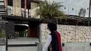 Paula juga tampil dengan gaya layering, mengenakan hijab panjang hitam senada dengan celananya. Dipadukan vest maroon diatas kemeja putih lengan panjang. [@paula_verhoeven]