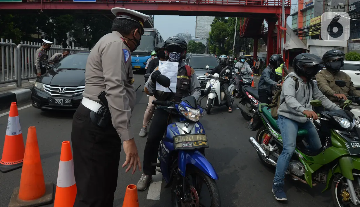 Pengendara motor menunjukkan surat saat penyekatan di ruas jalan Mampang Prapatan, Jakarta, Kamis (15/7/2021). Mampang menjadi salah satu jalan yang masuk dalam penyekatan baru pada Pemberlakuan Pembatasan Kegiatan Masyarakat (PPKM) darurat di Ibu Kota. (merdeka.com/Imam Buhori)