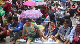 Pengemis menunggu sedekah Imlek di halaman Vihara Dharma Bhakti, Petak Sembilan, Jakarta Barat, Sabtu (25/1/2020). Pembagian sedekah tersebut dalam rangka berbagi dengan sesama ketika perayaaan Tahun Baru Imlek 2571. (Liputan6.com/Angga Yuniar)