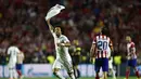  Pemain pengganti Marcelo menambah keunggulan Madrid di menit 118 berkat tendangan keras kaki kiri dari luar kotak penalti. Marcelo luapkan kegembiraannya, Minggu (25/5/2014) dinihari WIB (AFP PHOTO/MIGUEL RIOPA) 