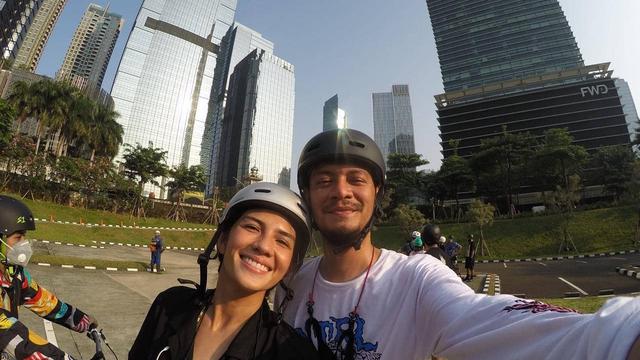 Suka Olahraga Bareng, Ini 7 Potret Nadila Ernesta dan Eno Netral Saat Bersepeda