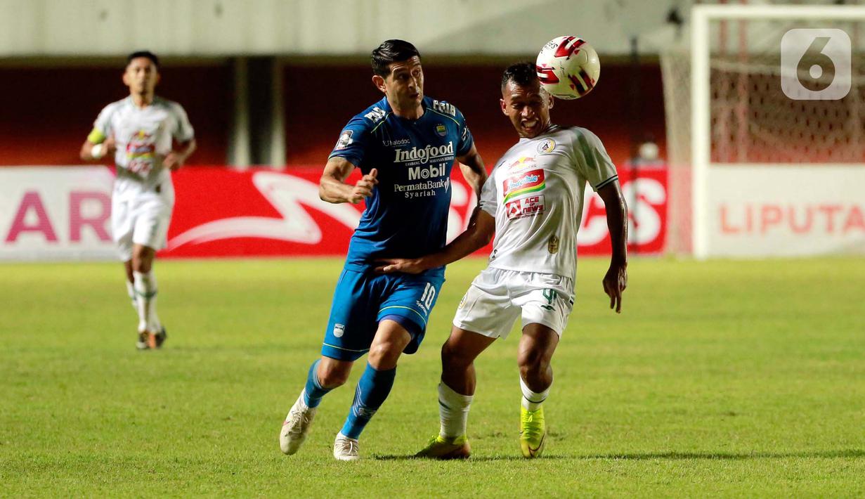 Pemain Persib Bandung, Esteban Vizcarra (kanan) berebut bola dengan pemain PS Sleman, Irfan Jaya (kiri) dalam pertandingan semifinal leg pertama Piala Menpora 2021 di Stadion Maguwoharjo, Sleman, Jumat (16/4/2021). (Bola.com/Ikhwan Yanuar)